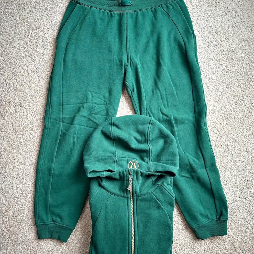 Lululemon scuba jogger cropped Evergreen color.